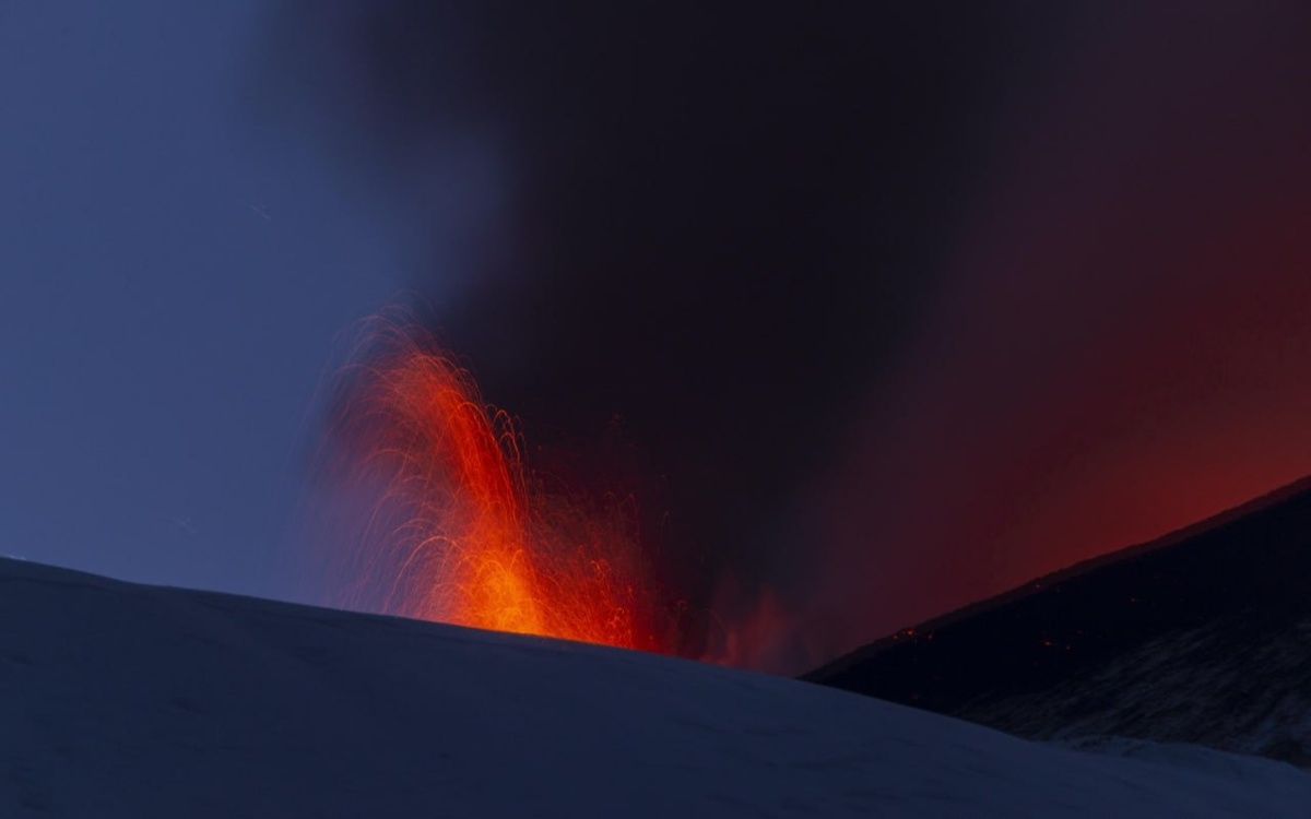 Вулкан Этна снова извергается на Сицилии