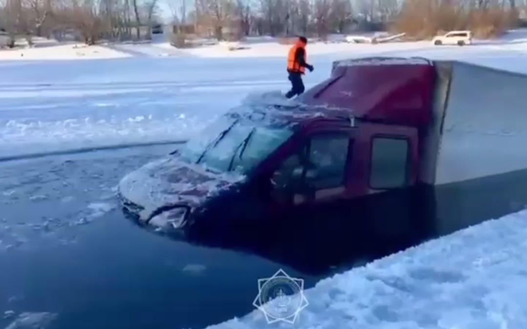 Спасатели извлекли грузовик, провалившийся под лед в ЗКО