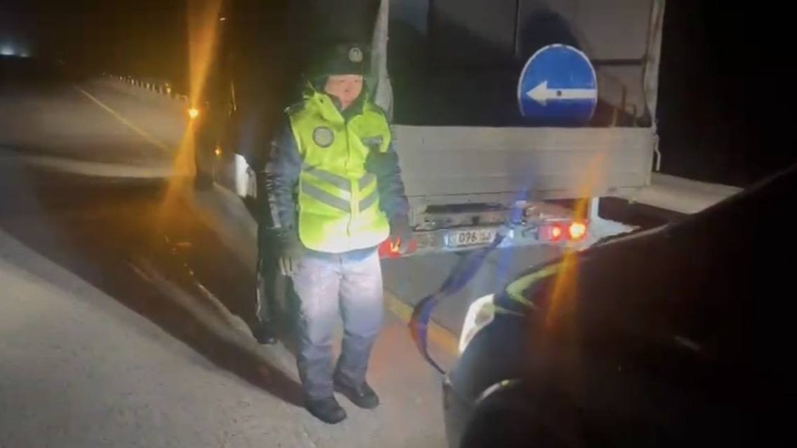 Замерзло дизтопливо: полицейские помогли иностранцам на трассе в Акмолинской области