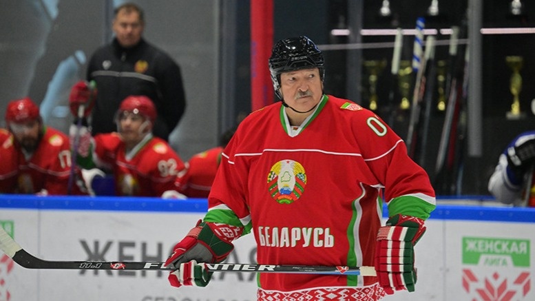 Бей своих, чтобы чужие боялись: президент Беларуси о падении во время хоккейного матча