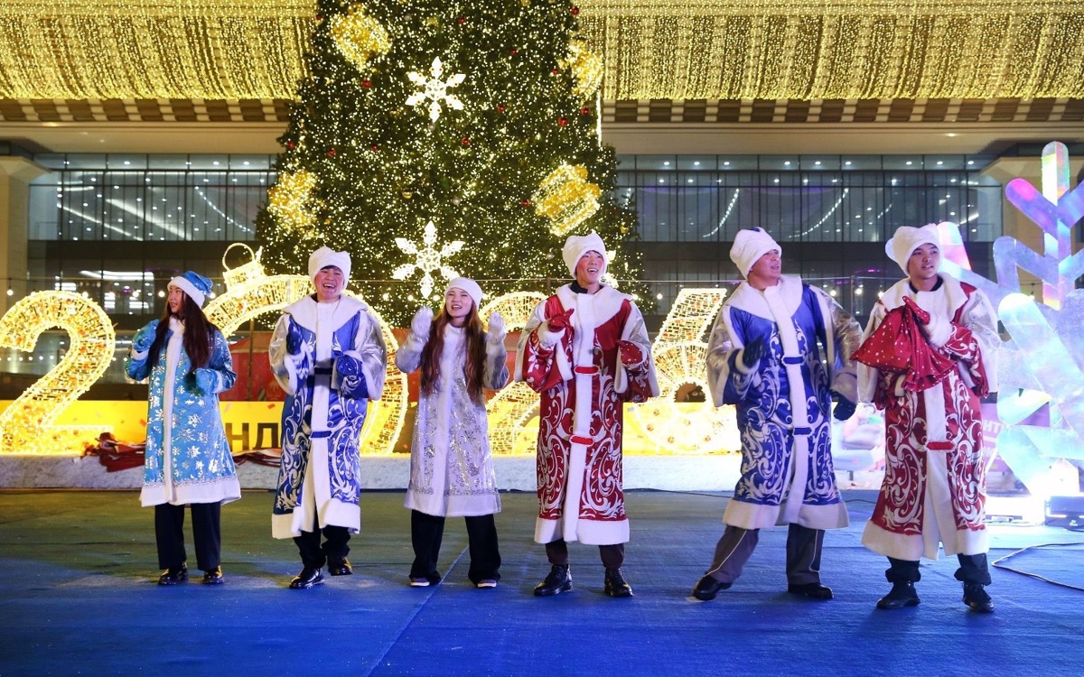 Деды Морозы вышли на старт новогоднего забега в Алматы