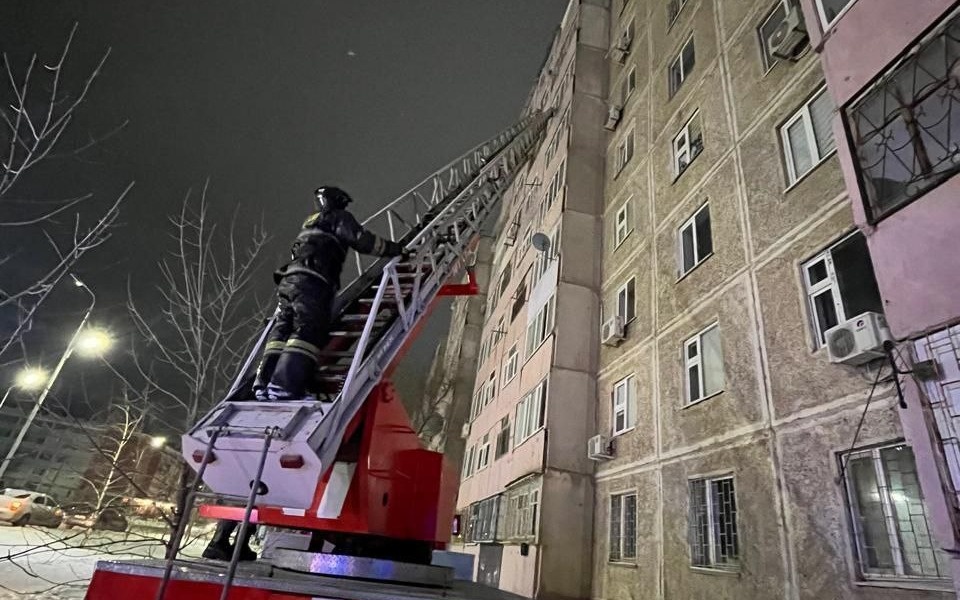 60 человек эвакуировали при пожаре в девятиэтажке в Уральске
