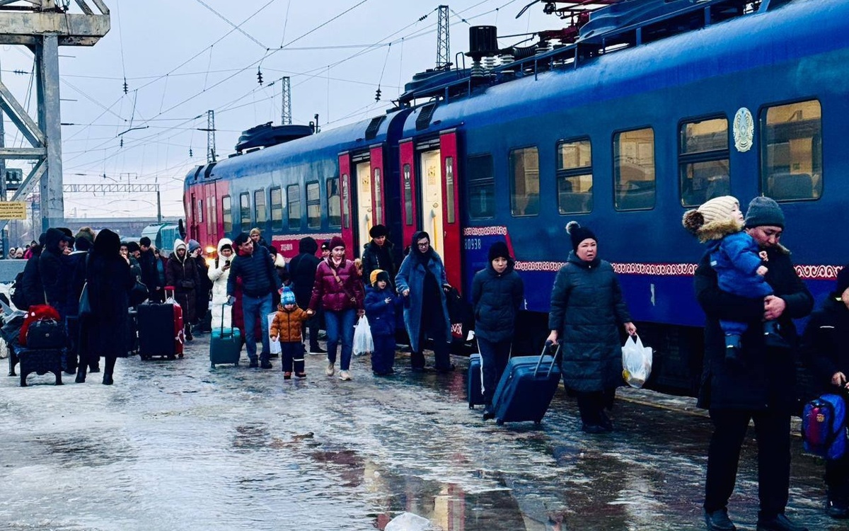 Более 320 человек пересели на электропоезда из-за непогоды в Казахстане