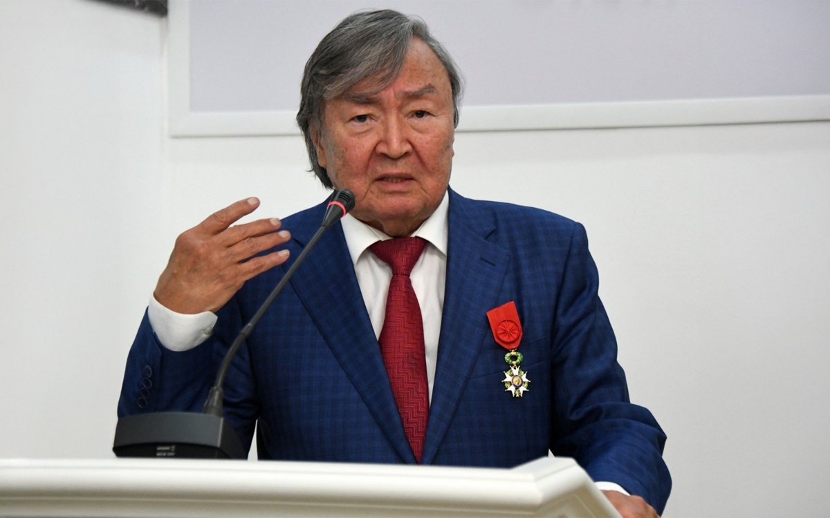 Только поддерживая друг друга, восходим мы на свою высоту — Олжас Сулейменов