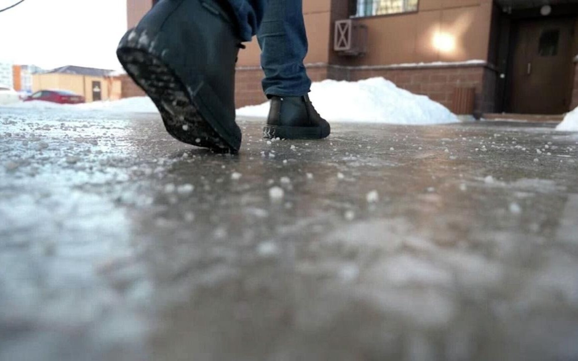 Улицы стали катком: как пережить гололед без травм в новогодние дни