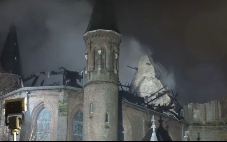 Церковь XIX века сгорела в новогоднюю ночь в Амстердаме