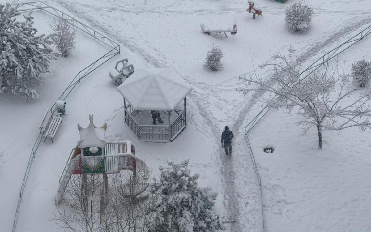 Снег и гололед: штормовое предупреждение объявили в Казахстане