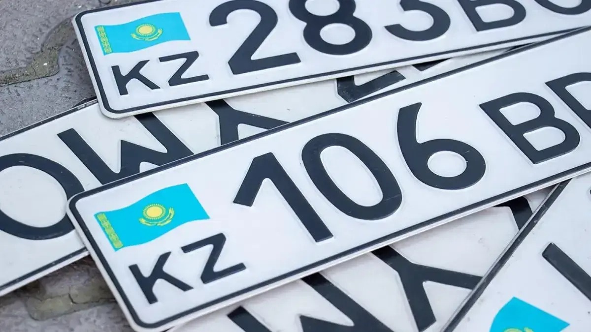 Жители Актау выстроились в длинные очереди за «красивыми» номерами