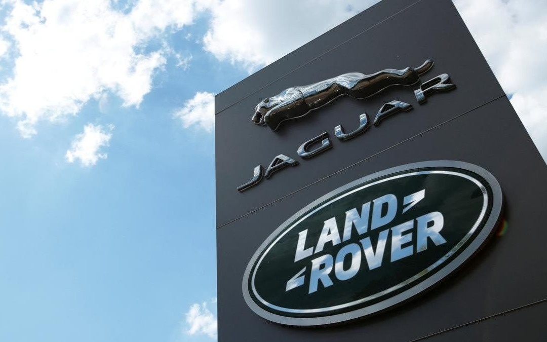 Продажи Jaguar Land Rover резко упали на фоне тарифов США и кибератак