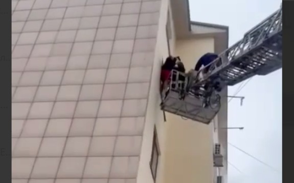 Из-за пожара в многоэтажке Талдыкоргана эвакуировали 35 человек