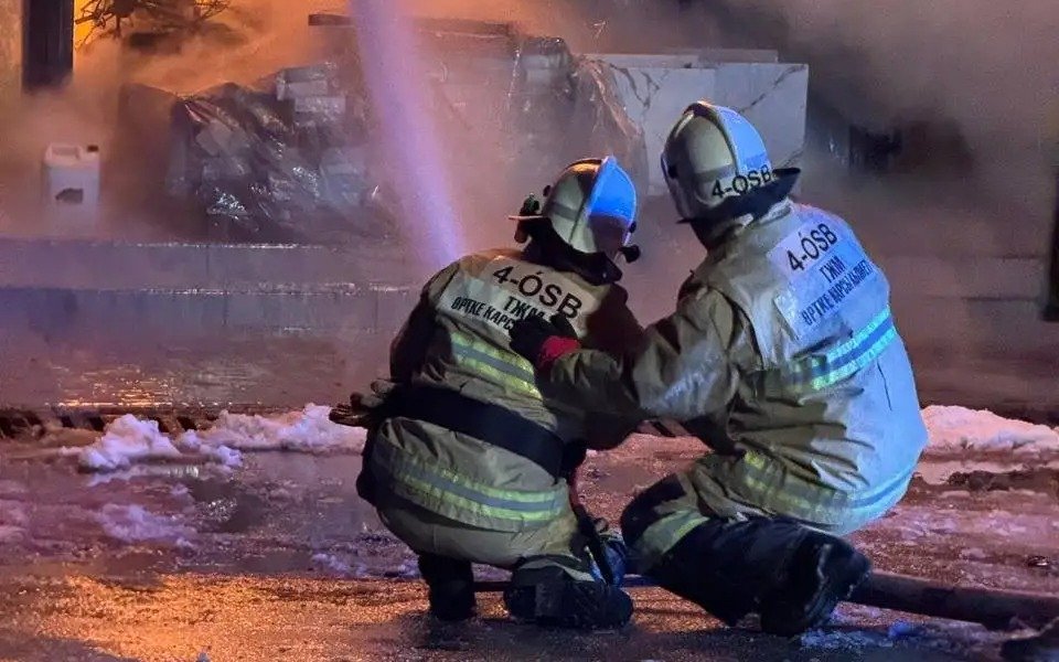 В Алматы 85 огнеборцев тушат пожар на складе