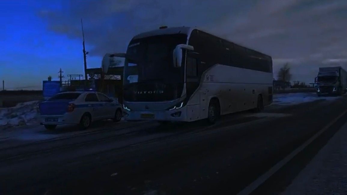 Автобус с 47 пассажирами застрял из-за бурана на трассе в Костанайской области
