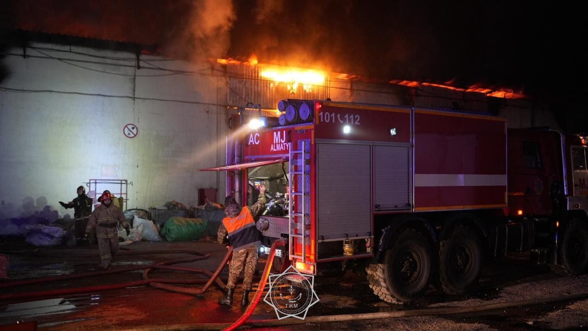 Всю ночь тушили возгорание склада по шоссе Северное кольцо в Алматы