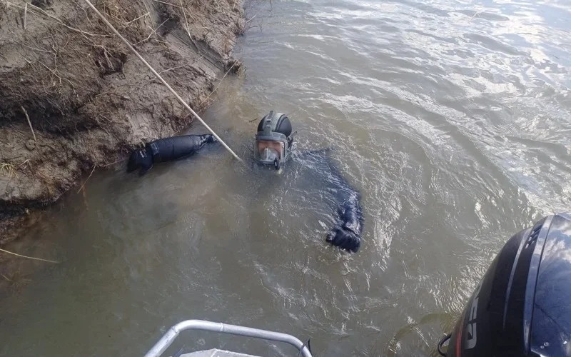 Исчезновение семьи в Атырау: сына и дочь искали на дне озера
