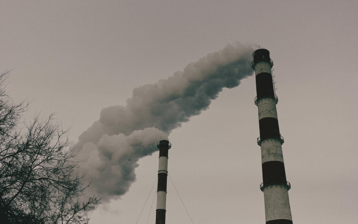 Жители Шымкента вновь жалуются на удушающий запах