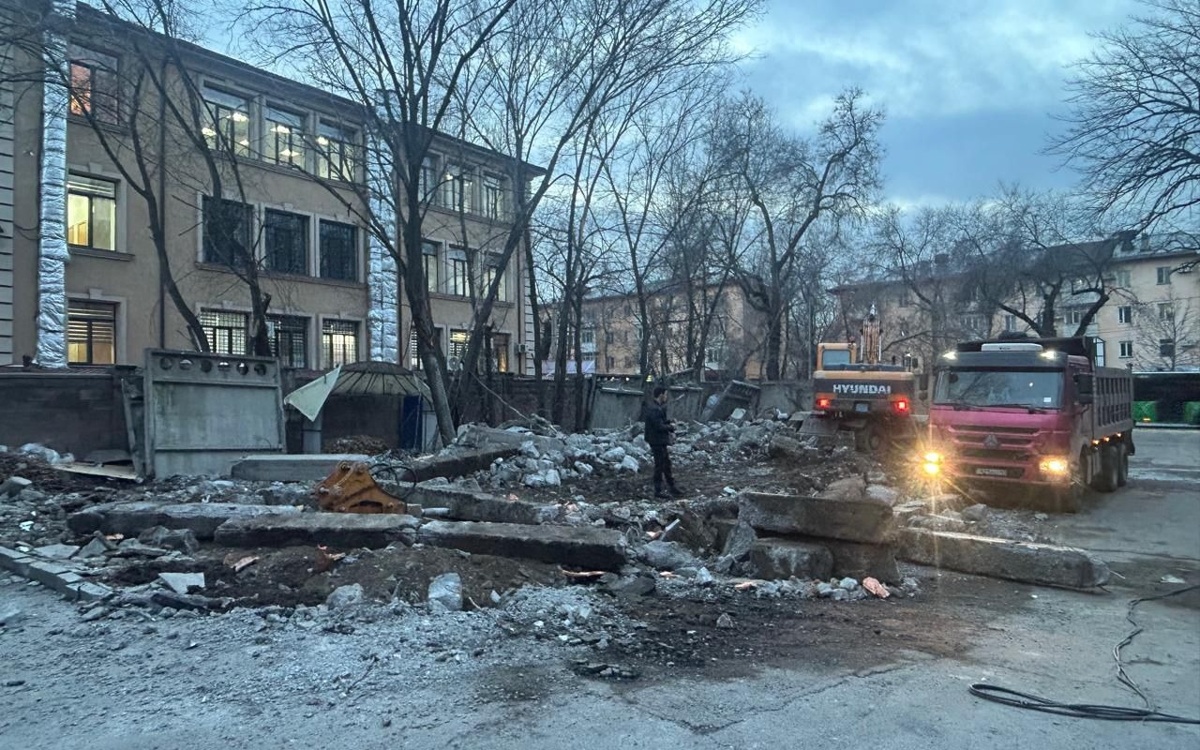 Недостроенное здание снесли в центре Алматы