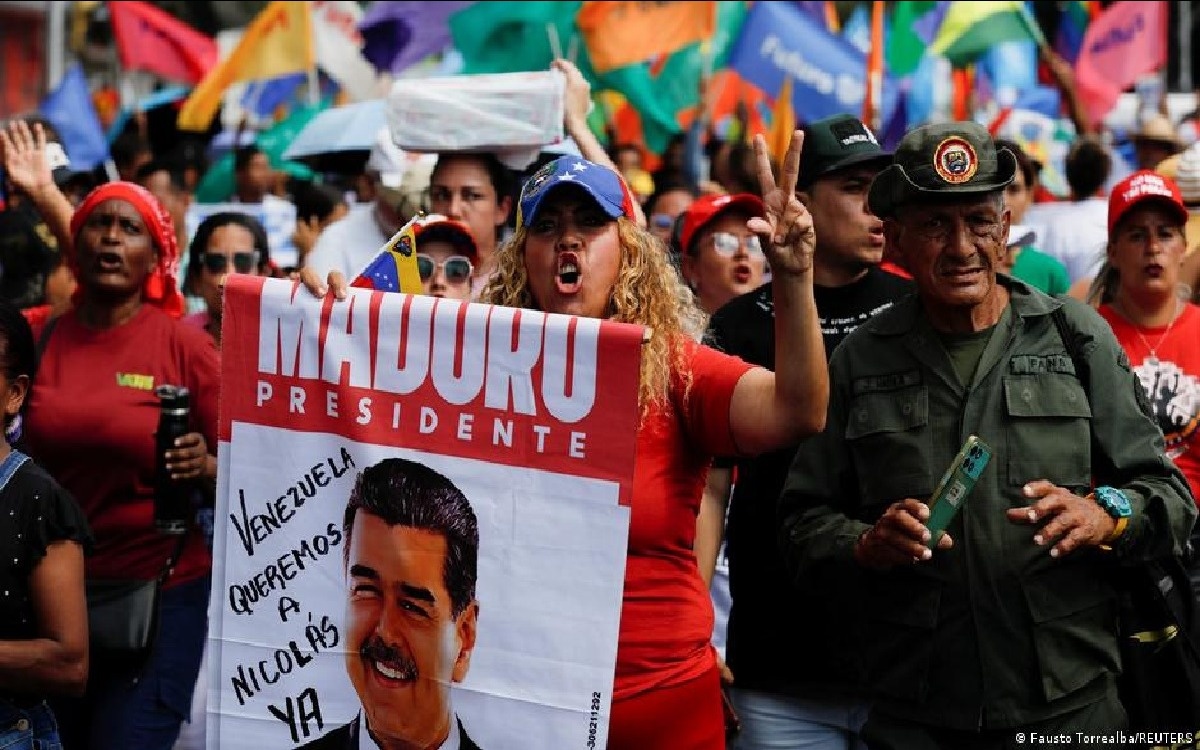 Сторонники Мадуро в Каракасе требуют вернуть президента