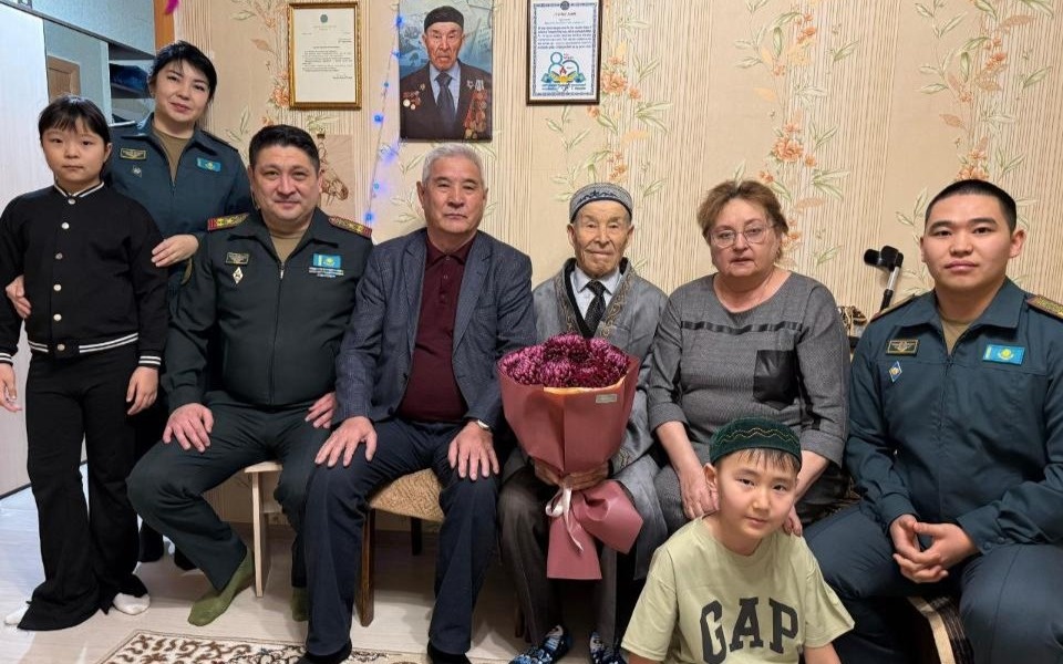 Военнослужащие в Костанае поздравили ветерана войны с вековым юбилеем