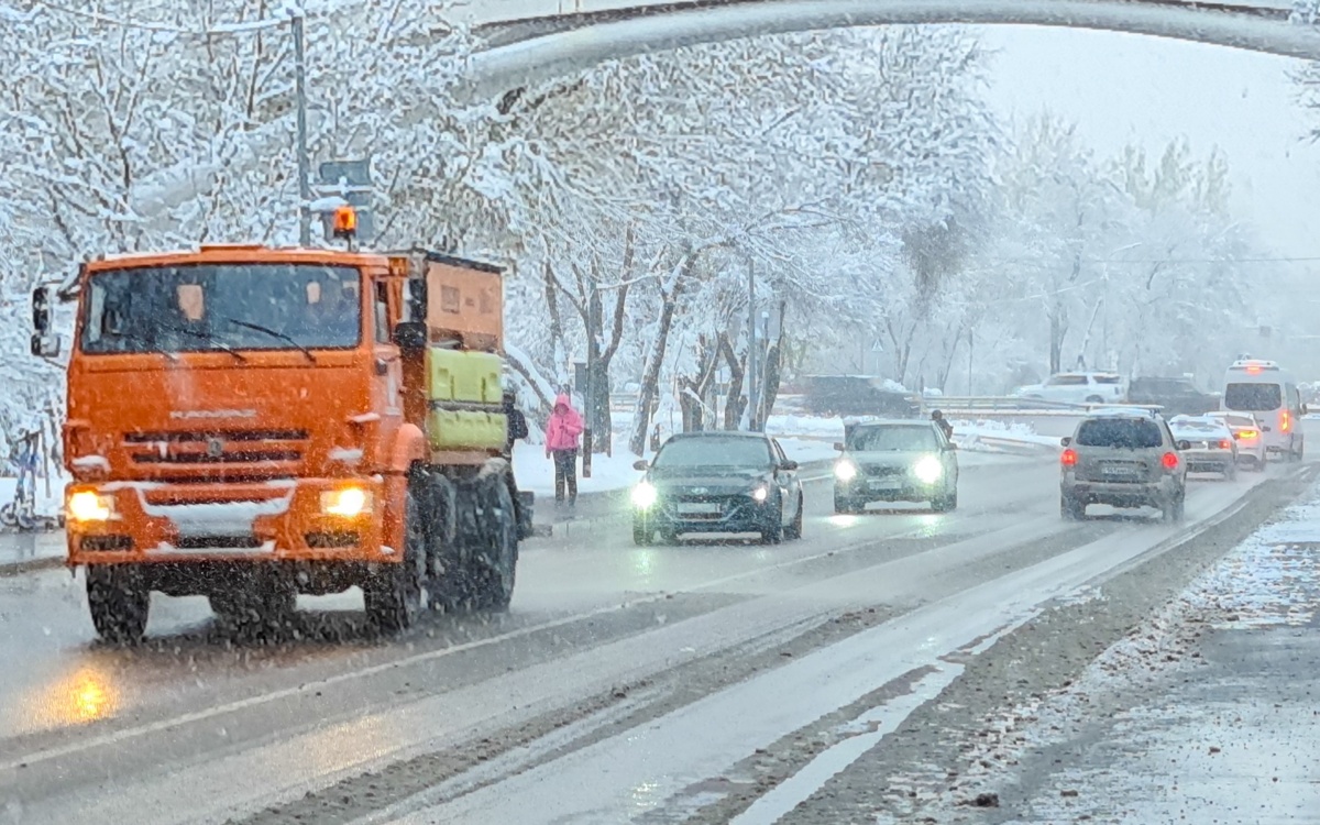 Техники для уборки снега не хватает в Усть-Каменогорске