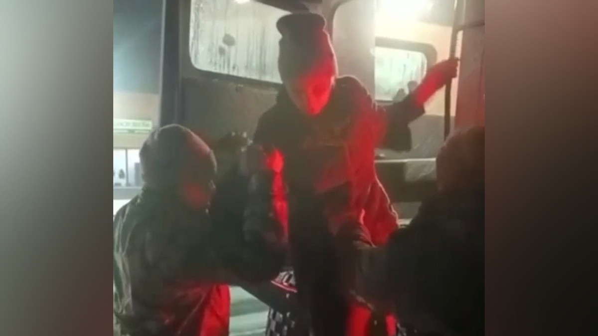 Пять машин и 12 пассажиров эвакуировали спасатели из снежного заноса