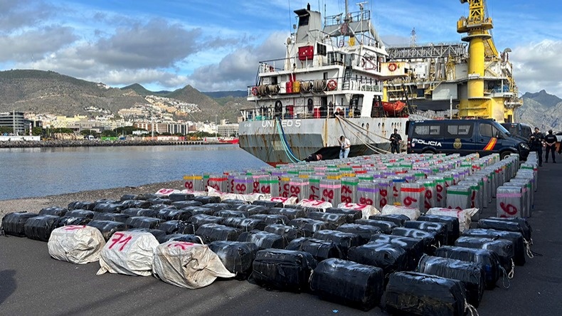Полиция Испании изъяла крупнейшую партию кокаина в море