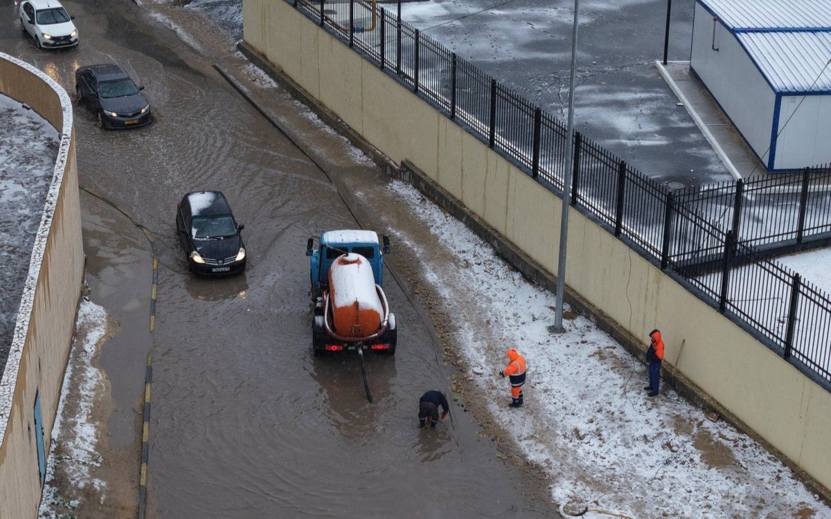 Улицы микрорайонов Актау оказались подтоплены после дождя со снегом