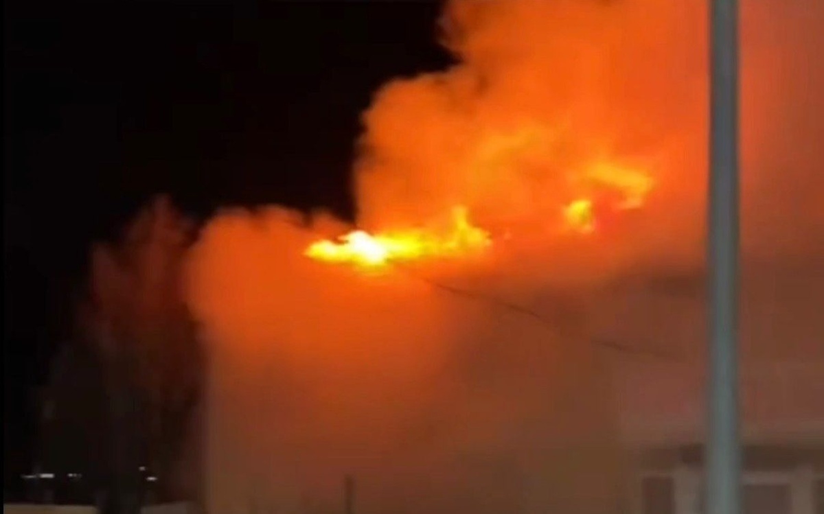 Крупный пожар в кафе на приграничной зоне тушат спасатели в Костанайской области