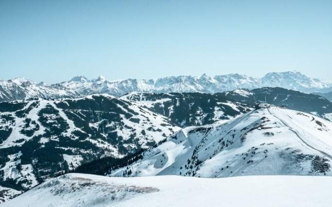 Восемь человек погибли в Австрии из-за схода трех лавин