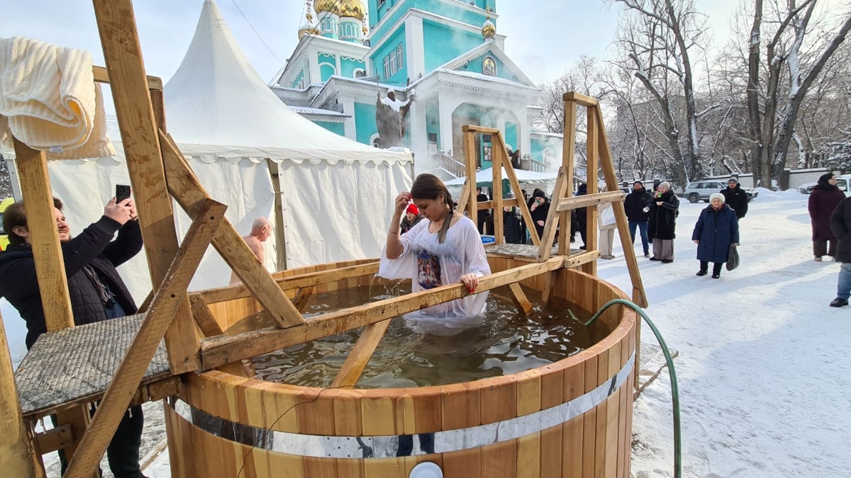 Как проходят крещенские купания в Алматы