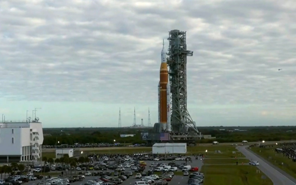 NASA готовит старт ракеты с астронавтами к Луне