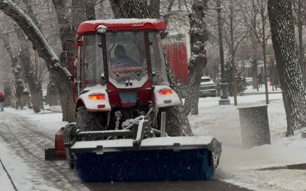 Сильный снегопад в Алматы: на уборку улиц вышли около двух тысяч рабочих