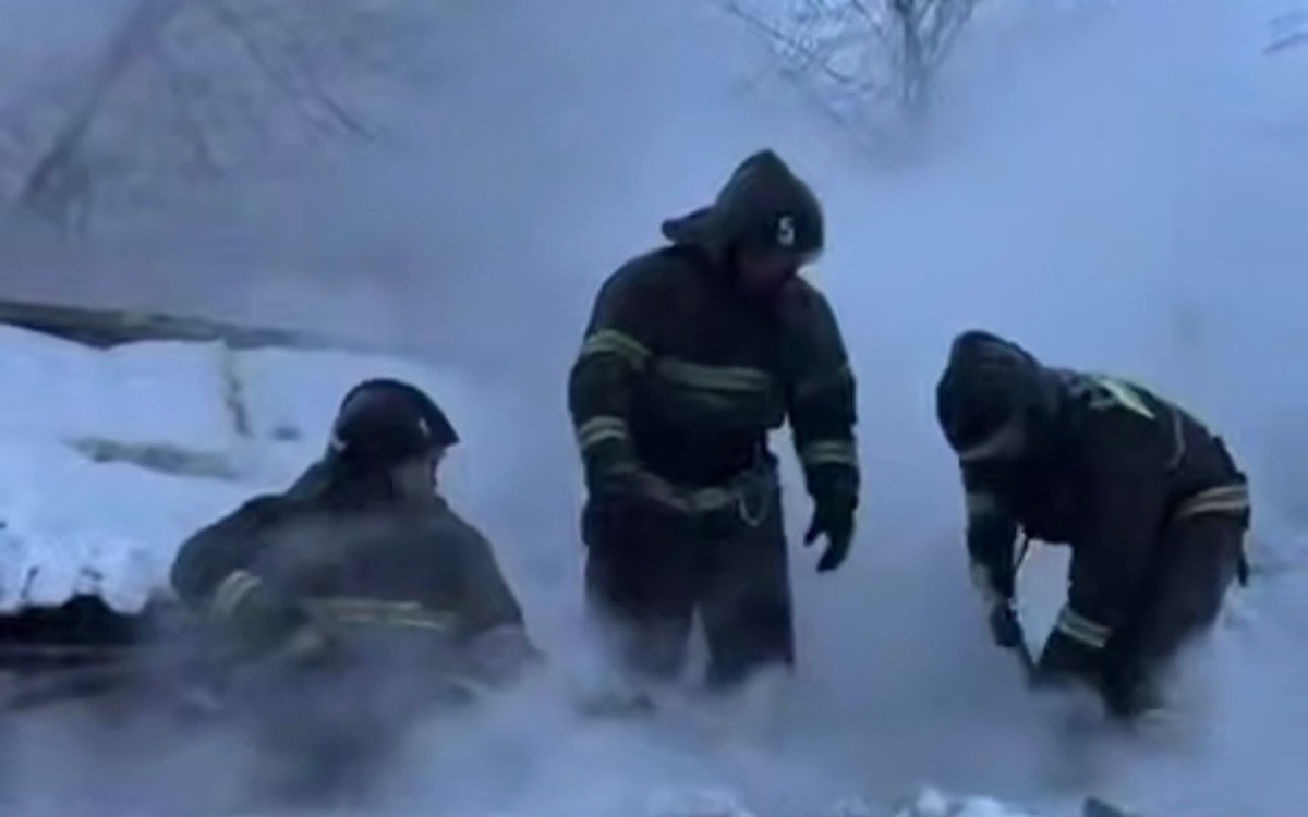 Газовый баллон из горящего дома вынесли спасатели в Костанае