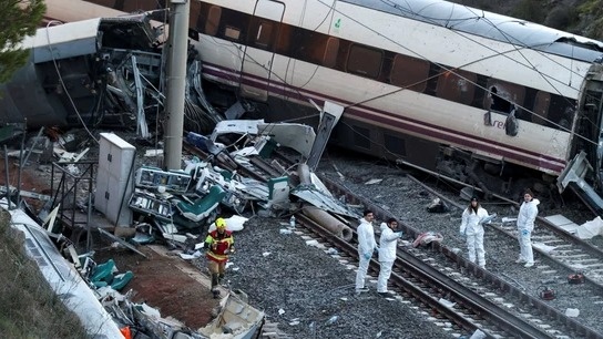 Железнодорожное сообщение в Испании приостановлено после трагедии с поездами