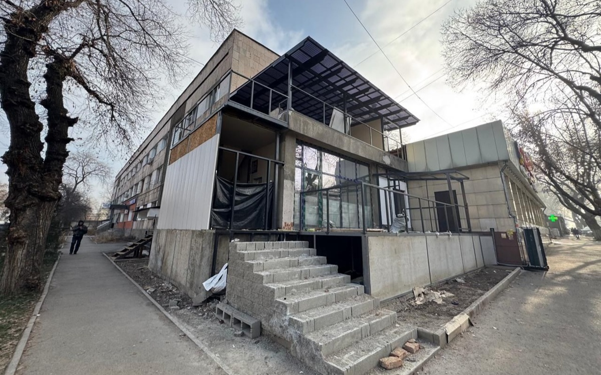 Незаконную пристройку к жилому дому снесли в Алматы
