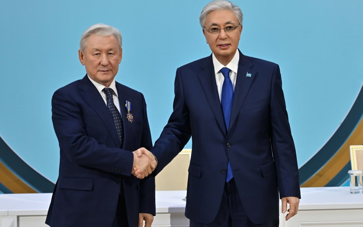 Президент наградил активных участников Национального курултая