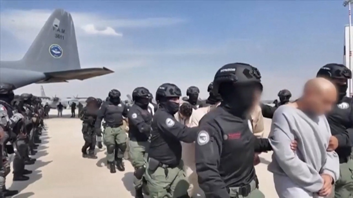 Мексика отправила в США 37 членов наркокартелей