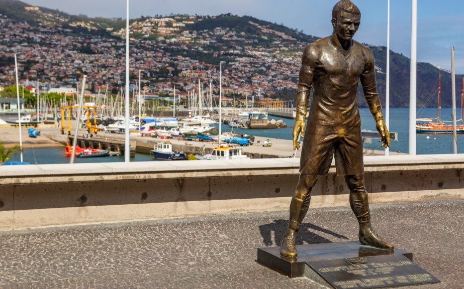 Вандал поджег статую Криштиану Роналду в Португалии