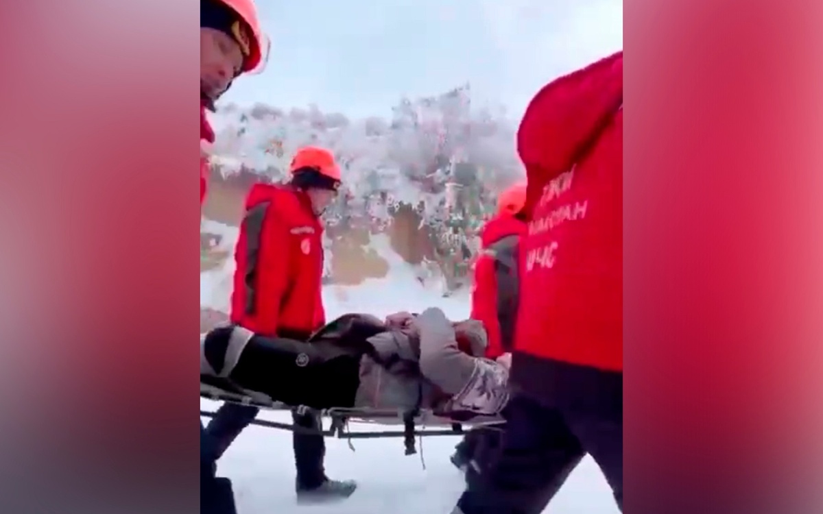 Туриста с переломом ноги спасли в горах под Алматы