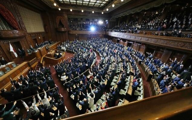 Впервые за 60 лет: премьер Японии распустила парламент