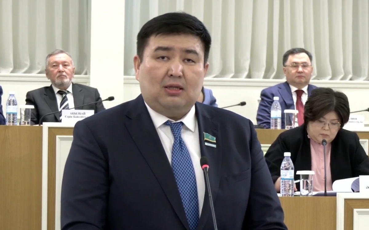 Депутат Мажилиса: В действующей Конституции нет четкого определения брака