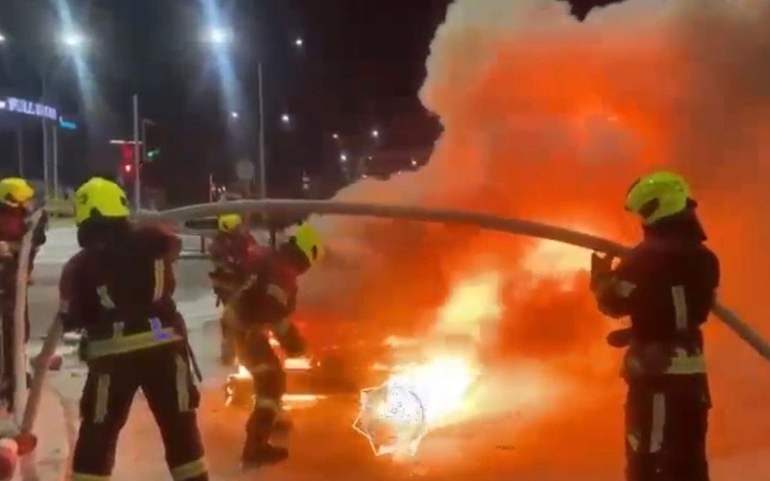 Спасатели потушили горящий автомобиль в Астане