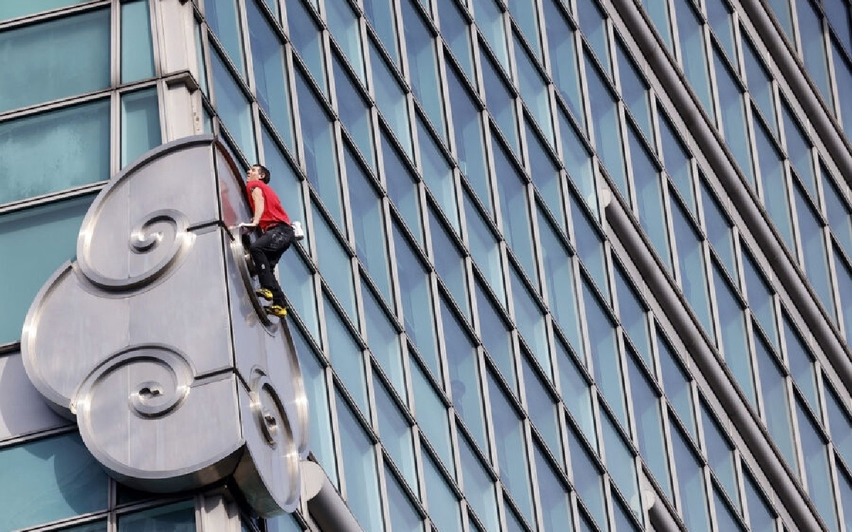 Американский альпинист без страховки покорил самый высокий небоскреб Тайваня