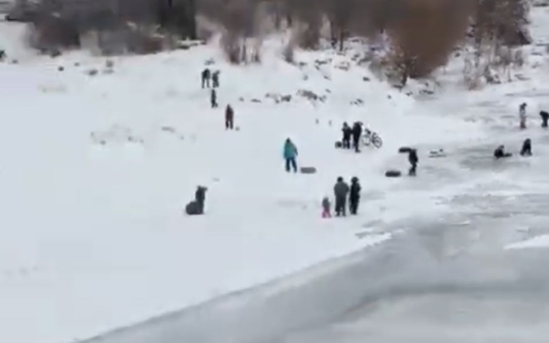 Опасный отдых: людей заметили на льду у плотины Большой Алматинки