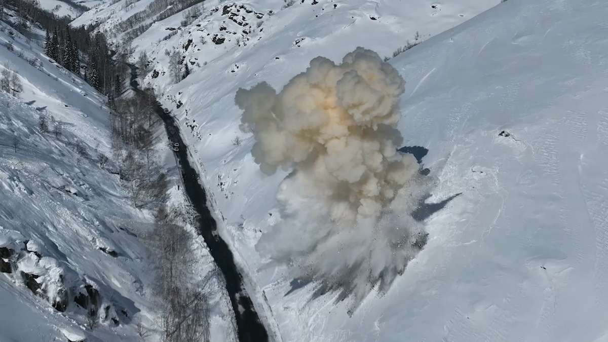 Автодорогу временно перекроют из-за спуска лавин в ВКО