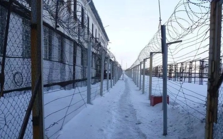 Пожар в колонии Атырау: двое осужденных получили отравление