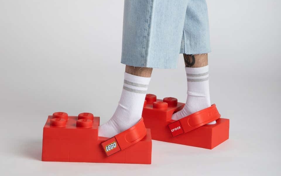 LEGO и Crocs выпустили сабо в виде культового кирпичика