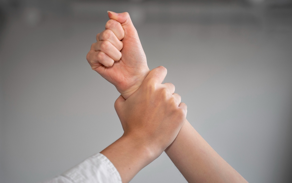 Связанная скотчем девочка в Таразе: полиция завела дело по статье «Истязание»