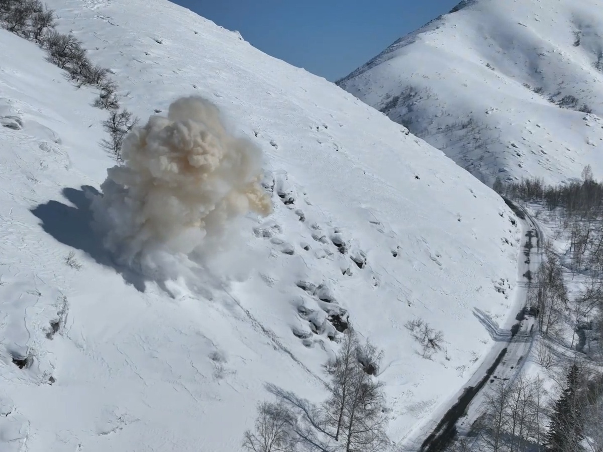 Лавину на горной трассе обезвредили в ВКО