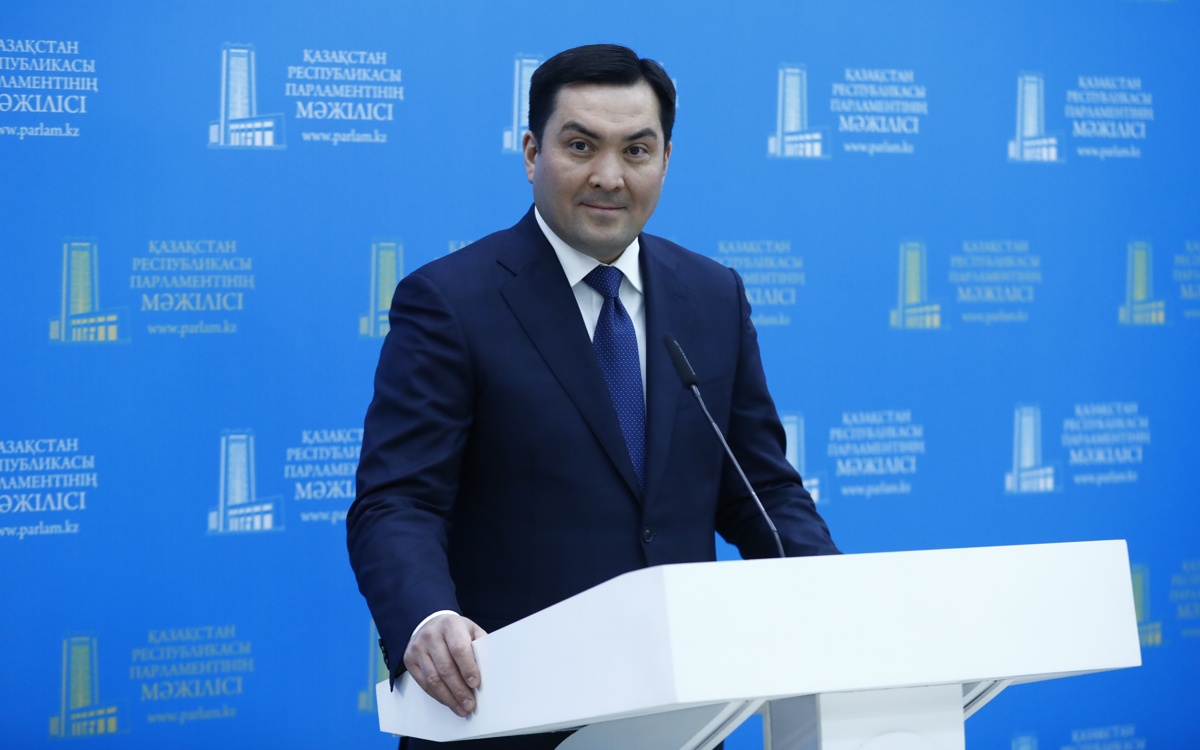 Министр энергетики РК назвал размер своей зарплаты