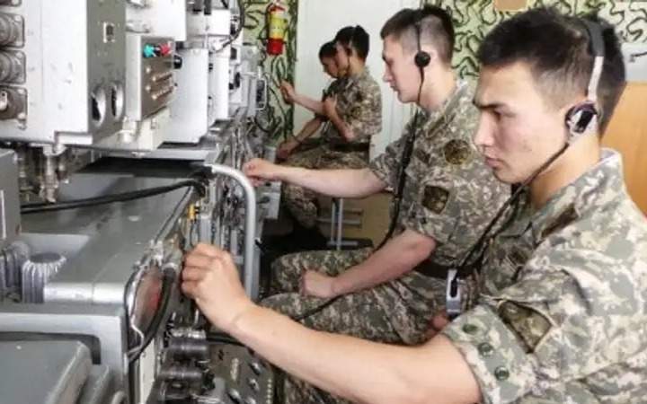 Выпускников вузов намерены привлекать к контрактной службе в казахстанской армии